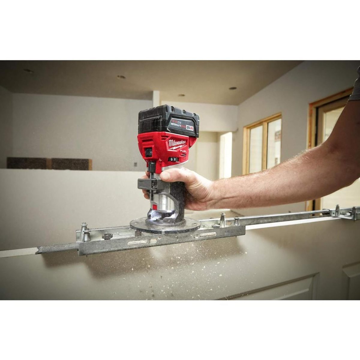 فرز نجاری شارژی میلواکی مدل M18FTR8-0X با موتور براش‌لس و طراحی ارگونومیک